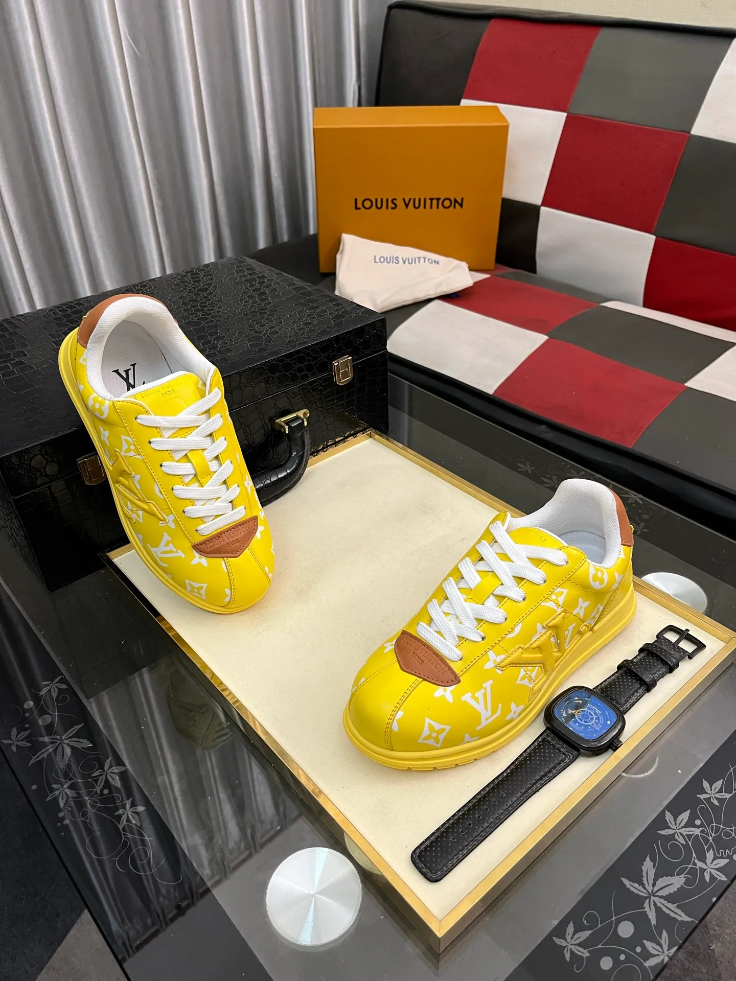 Men's shoes 💰700⌚️⌚️LV TARINE Louis Vuitton x Tyler joint model Donkey brand L family embossed couple style casual sneakers skate shoes original purchase and development This LV Trainer sneaker comes from the Louis Vuitton and Tyler collaboration series. The Monogram pattern and brand logo are transformed into nubuck calf leather embossing and side decoration respectively, witnessing the artist's creative interpretation of classic elements. The deep tones accentuate the complex upper, which requires hours of craftsmanship to complete. Exquisitely packaged at the delivery counter🛍📦 ▪️Fabrics: Original customized first-layer cowhide ▪️Inner lining: Original customized breathable mesh ▪️Outsole: Original open-molded two-color TPU combination outsole ▪️Sole thickness: 3CM ▪️Size: Women's 35-40 / Men's 38-46